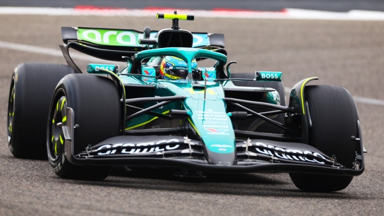 Fernando Alonso con el Aston Martin en Baréin